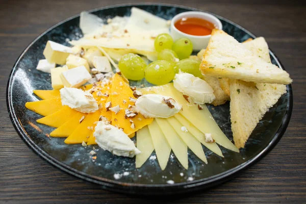Çeşit Çeşit Peynir Nce Dilimlenmiş Peynirli Üzüm Çıtır Çıtır Ekmek — Stok fotoğraf