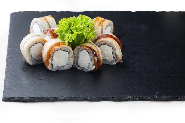 Maki Sushi Med Och Mjukost Stenskiva Vit Bakgrund — Stockfoto