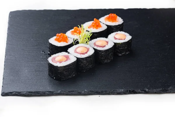 Maki Sushi Lososem Červeným Kaviárem Smetanovou Omáčkou Kamenné Desce Bílém — Stock fotografie