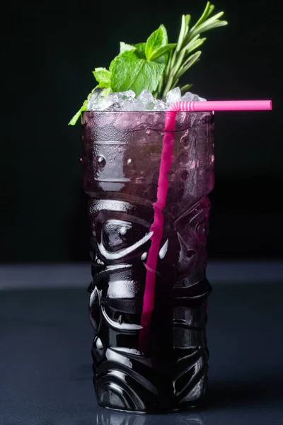 Erfrischender Fruchtcocktail Mit Minze Und Crushed Ice — Stockfoto