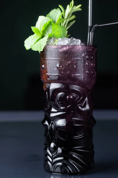 Erfrischender Fruchtcocktail Mit Minze Und Crushed Ice — Stockfoto