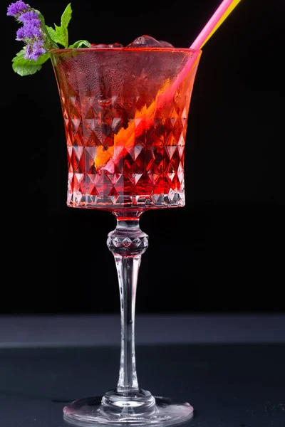 Cocktail Alcoólico Vermelho Refrescante Feito Suco Cereja Decorado Com Hortelã — Fotografia de Stock