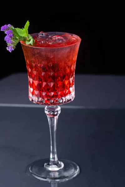 Roter Erfrischender Alkoholischer Cocktail Aus Kirschsaft Mit Minze Und Blumen — Stockfoto