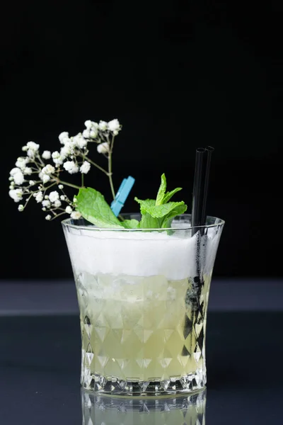 Coquetel Morango Alcoólico Refrescante Vermelho Decorado Com Hortelã Canela Batido — Fotografia de Stock