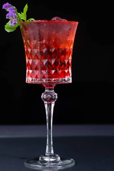 Cocktail Alcoolique Rafraîchissant Rouge Base Jus Cerise Décoré Menthe Fleurs — Photo