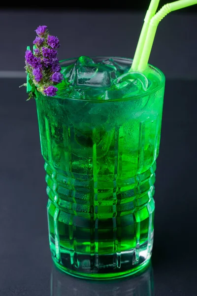 Cóctel Menta Alcohólica Verde Refrescante Limonada Menta —  Fotos de Stock