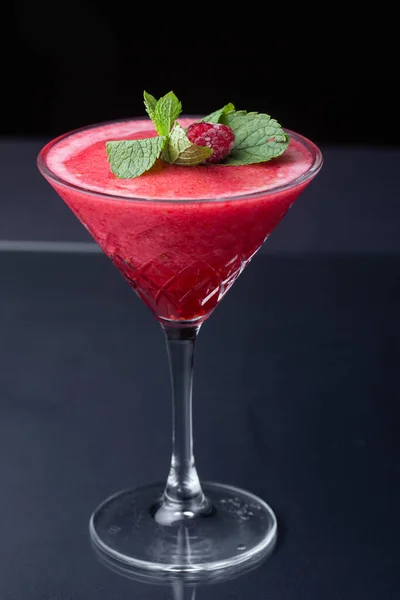 Cocktail Rosso Rinfrescante Fragole Alcoliche Guarnito Con Menta Cannella Frullato — Foto Stock