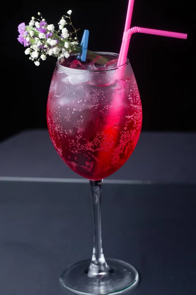 红葡萄酒 用樱桃汁制成 装饰有薄荷糖和鲜花 — 图库照片