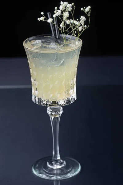 Erfrischender Alkoholischer Cocktail Aus Ananassaft Verziert Mit Minze Und Blumen — Stockfoto