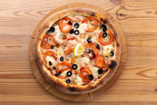 Pizza Italiana Saudável Uma Tábua Madeira Pizza Com Frutos Mar — Fotografia de Stock