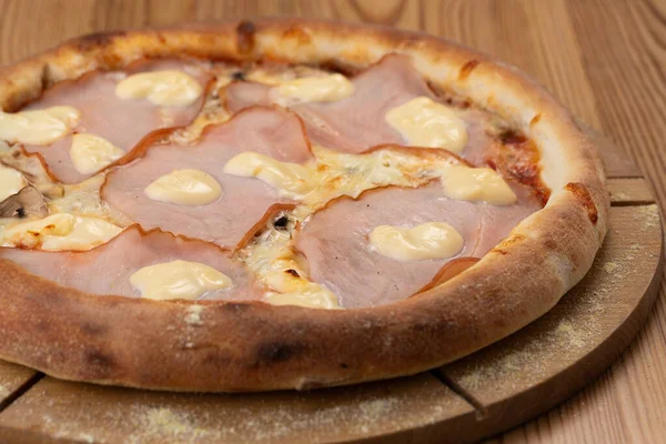 Pizza Italiana Saudável Uma Tábua Madeira Pizza Crocante Com Presunto — Fotografia de Stock
