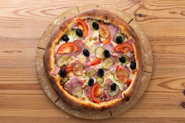Pizza Italiana Saudável Uma Placa Madeira — Fotografia de Stock