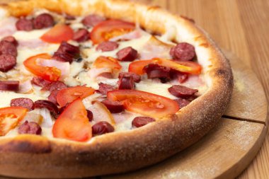 Tahtadaki italyan pizzası.