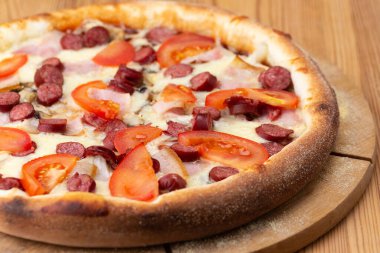 Tahtadaki italyan pizzası.