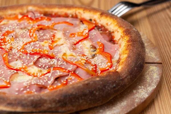 Pizza Italiana Saudável Uma Tábua Madeira Pizza Queijo Com Presunto — Fotografia de Stock