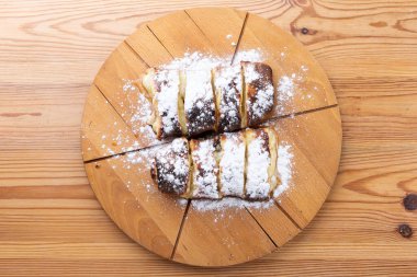 Tahtaya serpiştirilmiş meyveli turta. Lezzetli hamur işleri