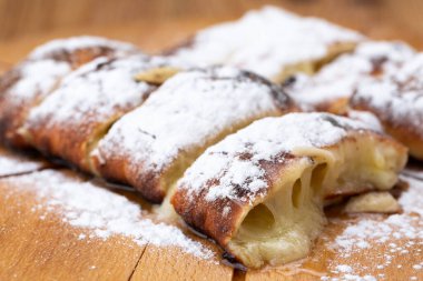 Tahtaya serpiştirilmiş meyveli turta. Lezzetli hamur işleri