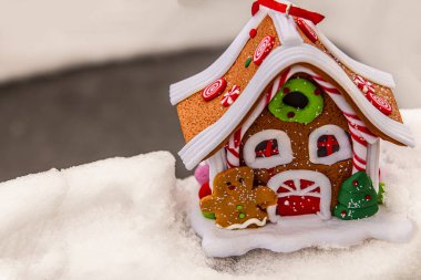 Karda Noel ağacı oyuncak evi