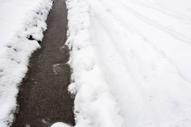 Arabanın monotonluğunda donmuş su birikintisi.