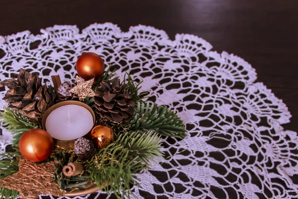 Süslü dantel peçeteyi masanın üzerine koy.