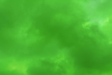 Gökyüzü asit renkli bulutlarla kaplıydı.