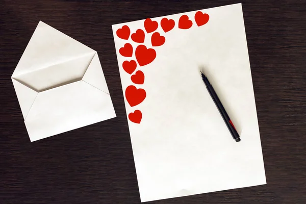 Envelope Branco Vazio Uma Folha Letra Vazia Com Corações Vermelhos — Fotografia de Stock