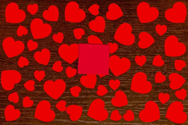 Коробка Подарком Фоне Красных Сердец Маленькие Большие Сердца Вырезанные Красной — стоковое фото