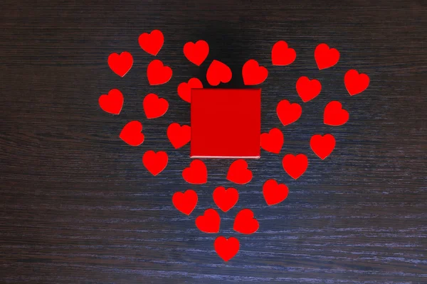 Подарок Сюрприз Красной Коробке Большое Сердце Выложено Маленьких Вырезанных Красных — стоковое фото