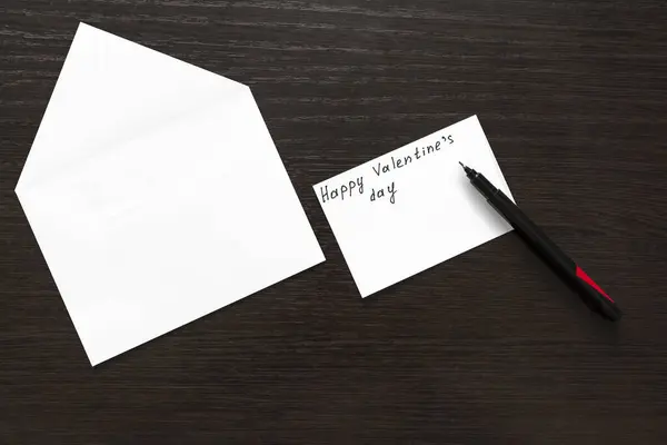 Een Lege Witte Envelop Een Vel Papier Met Een Pen — Stockfoto