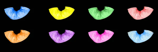 Изолированные Разноцветные Одноразовые Медицинские Чехлы Черном Фоне Обувные Чехлы Синие — стоковое фото