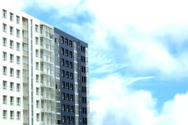 Gökyüzüne karşı modern apartman. Yeni bir binada konut, inşaat, kira, satış, gayrimenkul yatırımları kavramı. Moskova, Vidnoye.