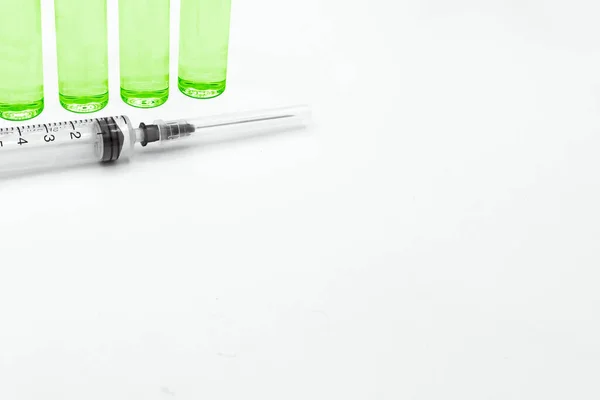 Een Spuit Ampullen Met Het Vaccin Een Witte Achtergrond Een — Stockfoto