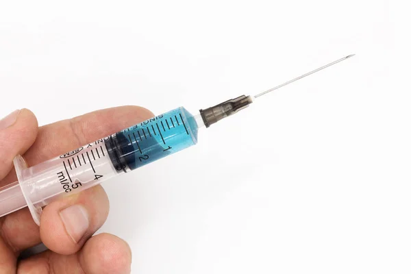 Hand Van Arts Een Spuit Met Een Blauw Vaccin Een — Stockfoto