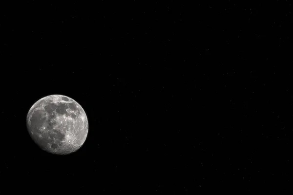 Луна Единственный Спутник Земли Против Чёрного Неба Настоящая Фотография Пробелом — стоковое фото