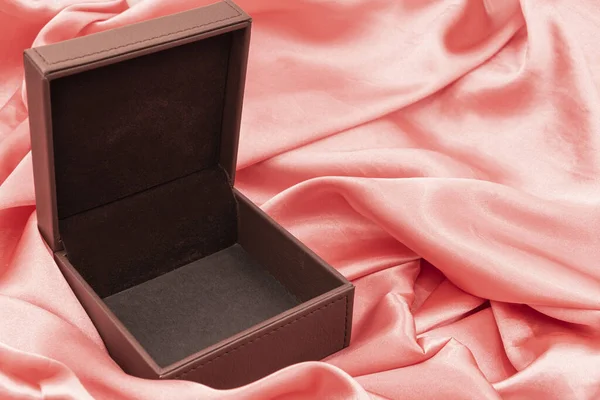 Una Caja Cuero Marrón Abierta Vacía Sobre Fondo Seda Rosa — Foto de Stock