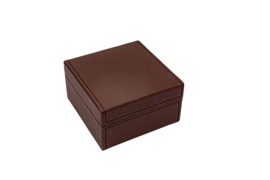 Beyaz arka planda münferit kahverengi deri kutu. Hediye, sürpriz ya da rüya tatmini kavramı..