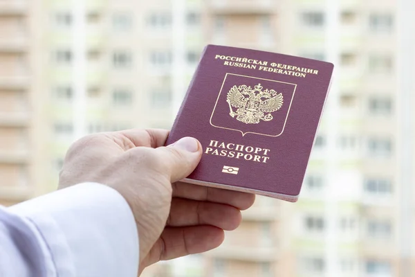 Passaporte Russo Realizada Uma Camisa Branca Por Homem Contra Fundo Fotos De Bancos De Imagens