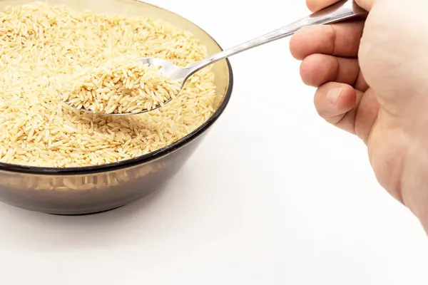 갈색의 쌀밥이 유리판 숟가락을 — 스톡 사진