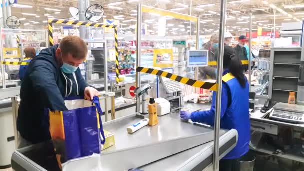Москва Москва Мая 2020 Супермаркете Продавец Защитной Маске Перчатках Защитным — стоковое видео