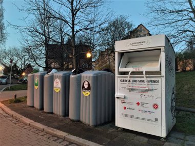 Almanya 'da farklı renkte şişeler atmak için çöp tenekeleri