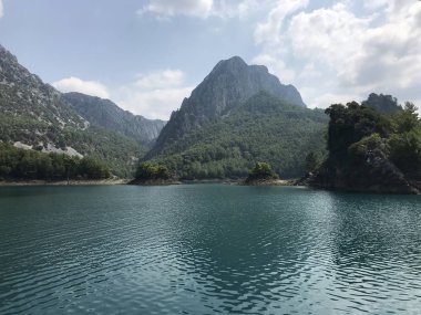 Yeşil bir kanyonda güzel dağlar