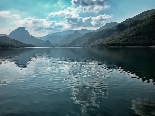 Yeşil bir kanyonda güzel dağlar