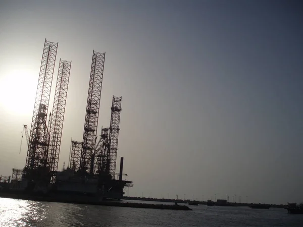 Dubai 'de petrol üretimi