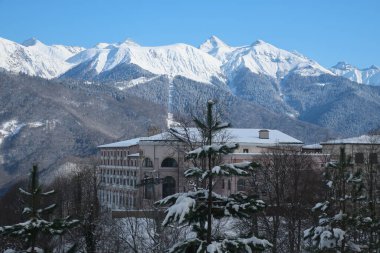 Krasnaya Polyana 'daki dağlarda oteller. Soçi. Yükseklik 960
