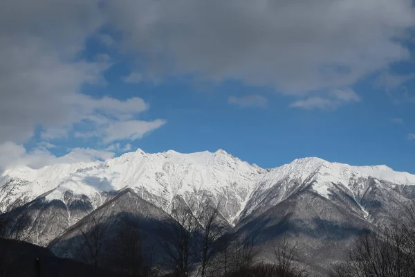 Krasnaya Polyana 'daki dağlarda alçak bulutlar
