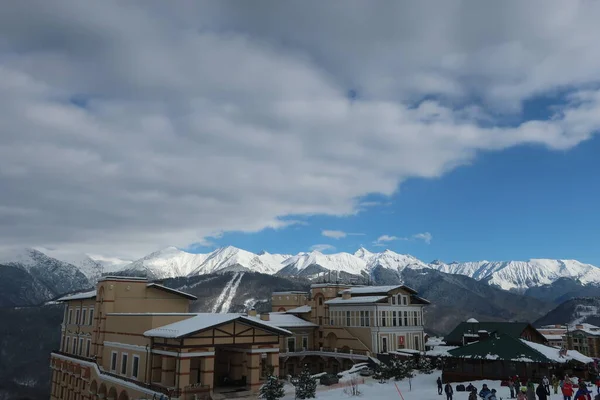 Krasnaya Polyana 'daki dağlarda oteller. Soçi. Yükseklik 960