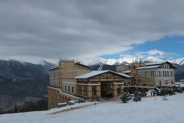 Krasnaya Polyana 'daki dağlarda oteller. Soçi. Yükseklik 960