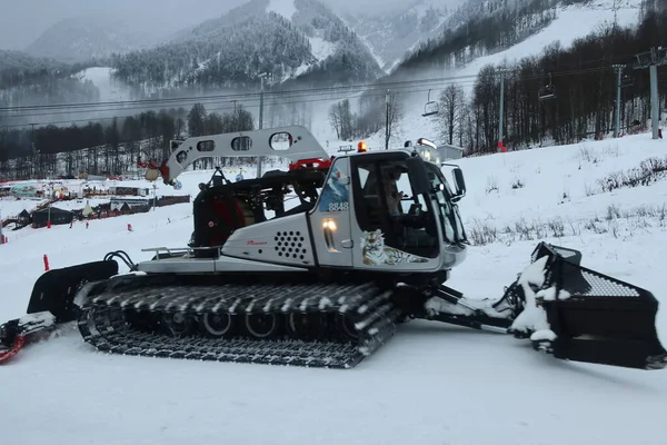 Ratrak.Şimdi Krasnaya Polyana 'da kaldırılıyor.