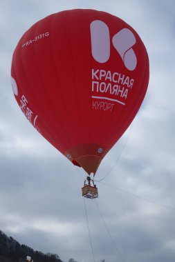 Krasnaya Polyana tatil köyünde sıcak hava balonu