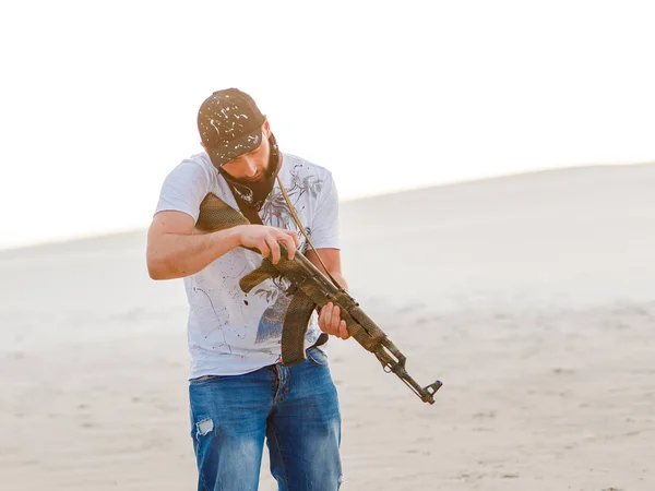 Man Desert Shirt Blue Pans Recharge Kalashnikov Weapon Machine Gun —  Fotos de Stock